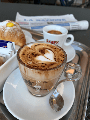 Moccacino; Caffè met warme chocola en melkschuim of geklopte slagroom